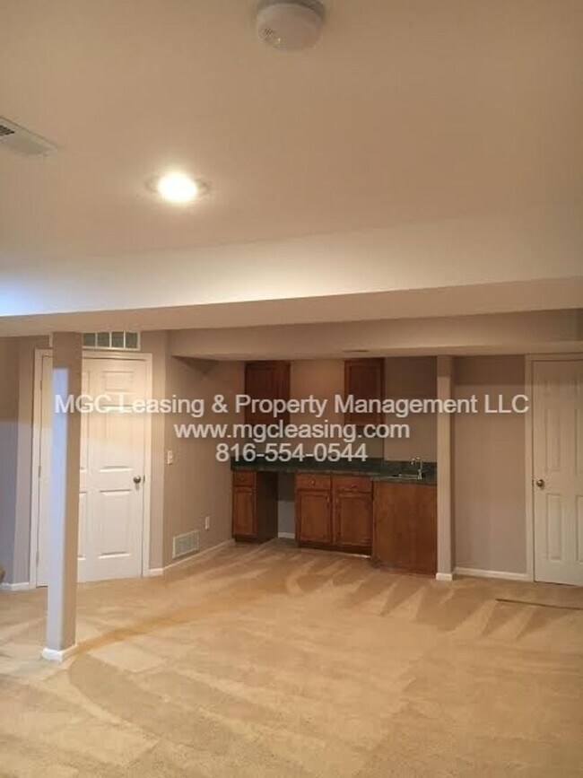 Building Photo - Stop scrolling—your dream home in Lee’s Summit is officially here!