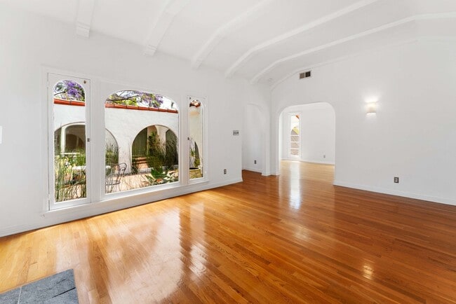 Building Photo - Incredible 4 bd 3 ba home