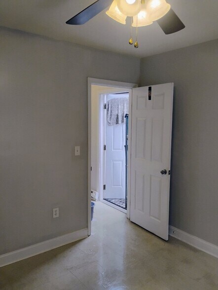 Building Photo - 720 W Market St