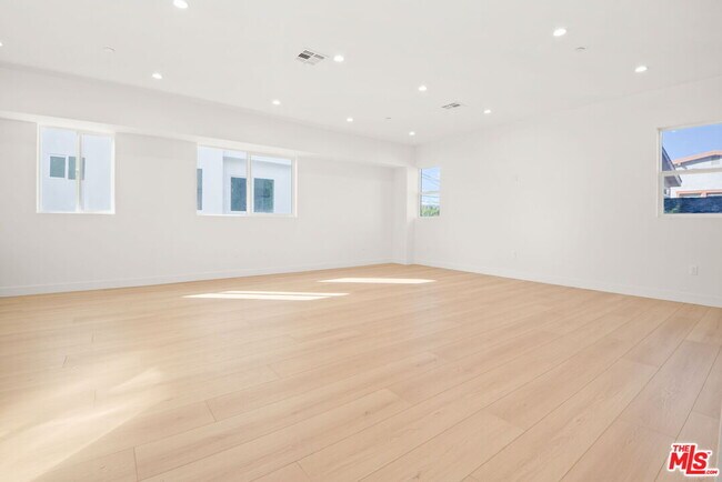 Building Photo - 1707 Burnside Ave