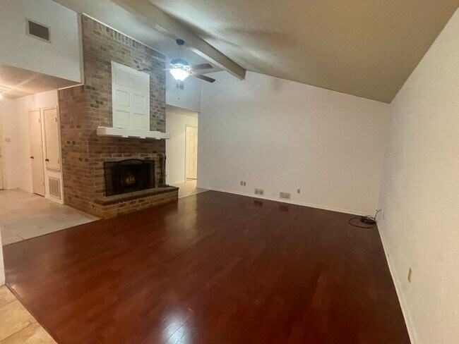 Building Photo - 920 Shumard Oak St