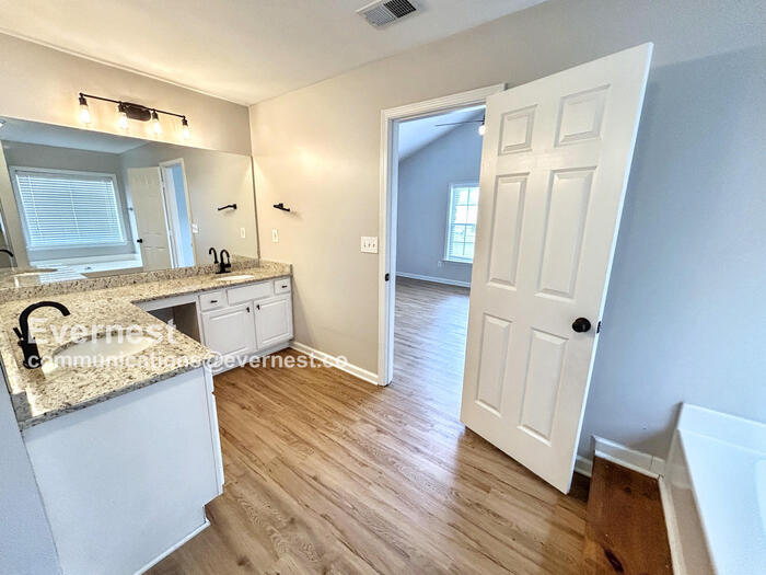 Building Photo - 2576 Alvecot Cir SE