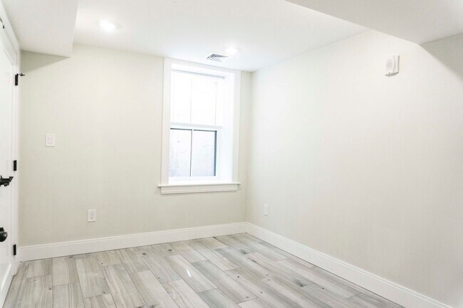 Building Photo - 66 Linden St