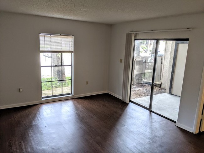 Building Photo - Great 2/2 Condo by USF