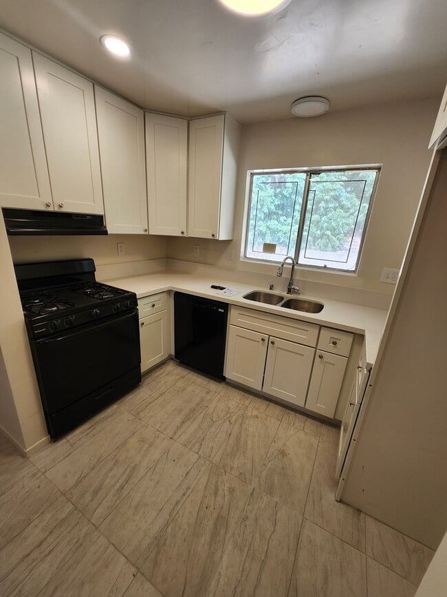 Building Photo - Newly Renovated! Spacious 4-Bed, 2-Bath Ho...