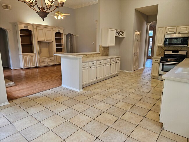 Building Photo - 6930 Shady Ln