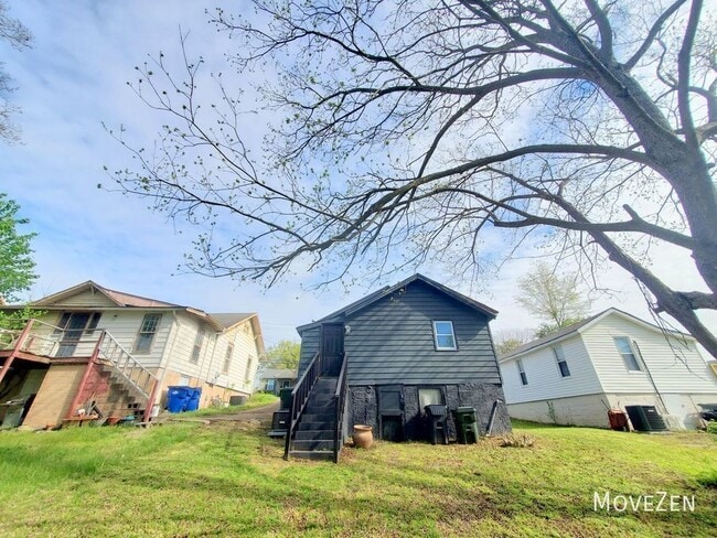 Building Photo - 1710 Oakwood Ave