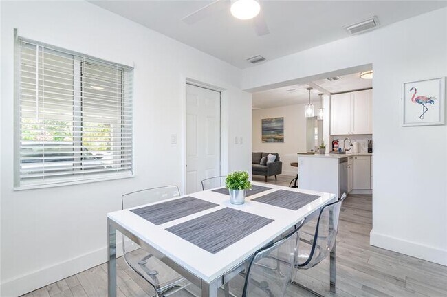 Building Photo - 822 NE 16th Ct