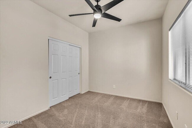 Building Photo - 902 E Madeline Dr