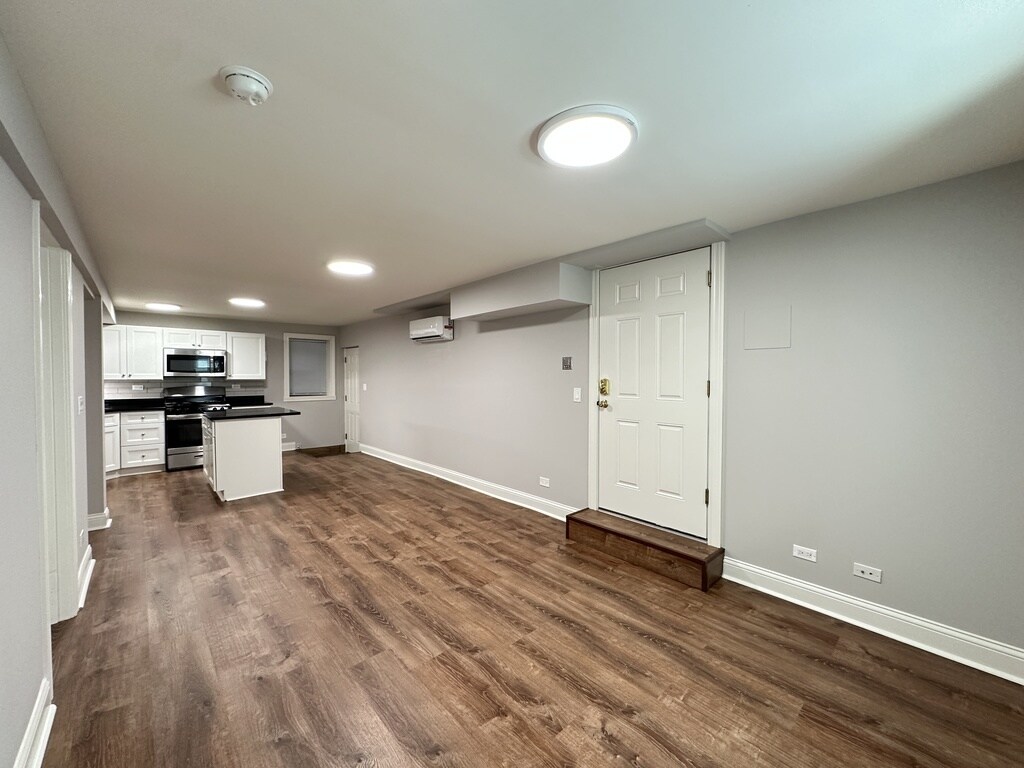 Building Photo - 5748 N Winthrop Ave