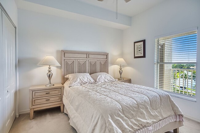 Building Photo - 3 bedroom 2.5 bathroom furnished condo