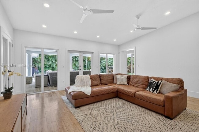 Building Photo - 3258 Riviera Dr