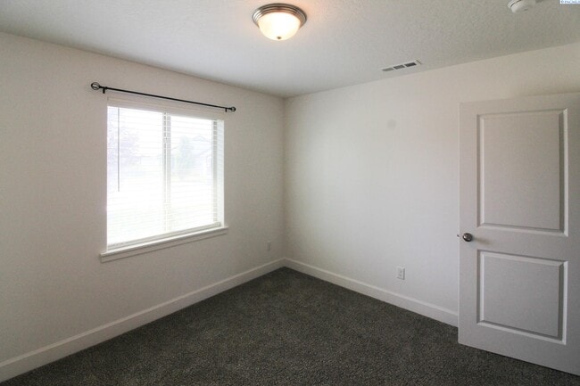 Building Photo - 3 bed, 2 bath home in Kennewick