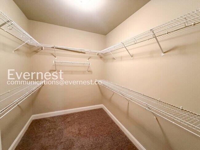 Building Photo - Comfort Meets Modern Convenience with Fireplace / 3 Beds & 2.5 Bath / Available Now