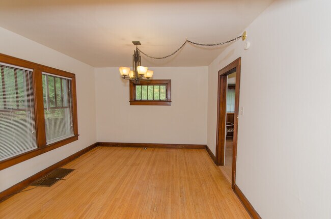 Building Photo - 3 Bedroom, 1.5 bath Home: Available July 2...