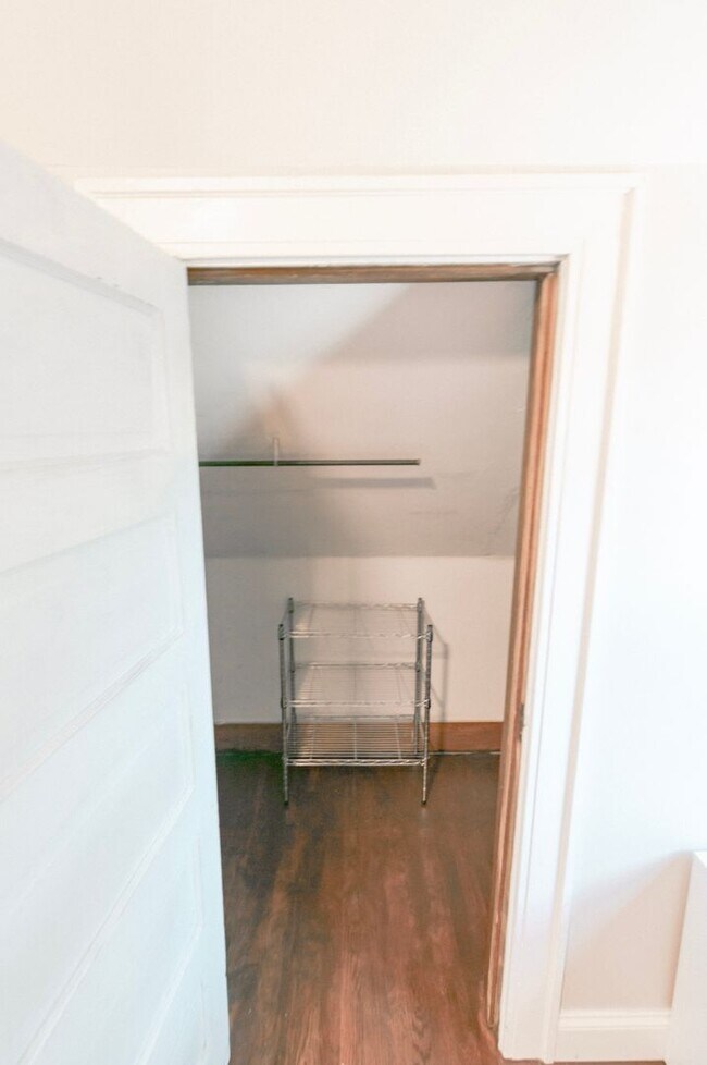 Building Photo - Three Bedroom One Bath