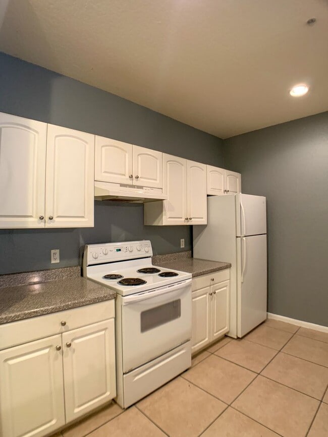 Building Photo - $600 Deposit* Beautiful 2/2 with pool view...