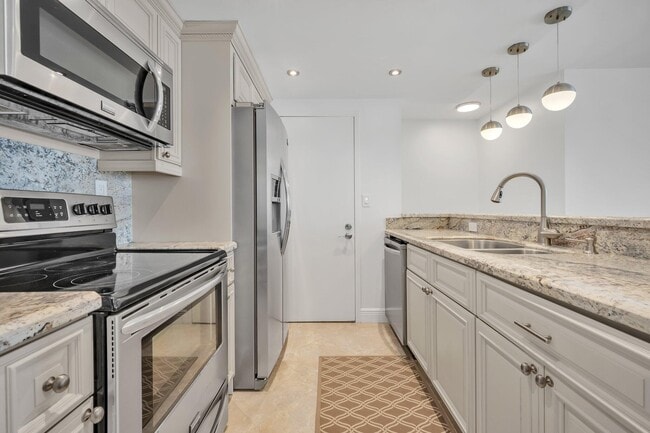 Building Photo - 720 Bayshore Dr