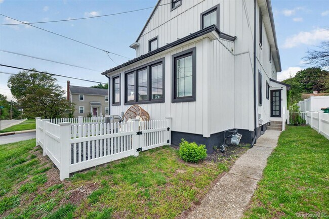 Building Photo - 32 Dutchess Terrace