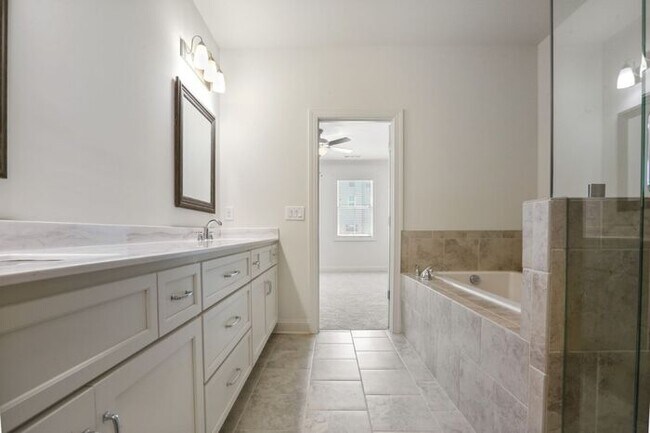 Building Photo - READY!!! 3 bedroom Townhome at South Lawn - Lawrenceville
