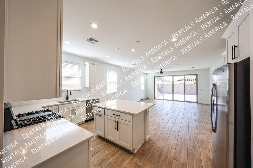 Building Photo - 5411 W Royal Palm Rd