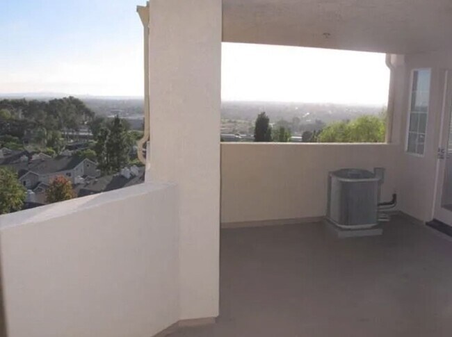 Building Photo - Beautiful 3-Bedroom Ground-Level Condo wit...