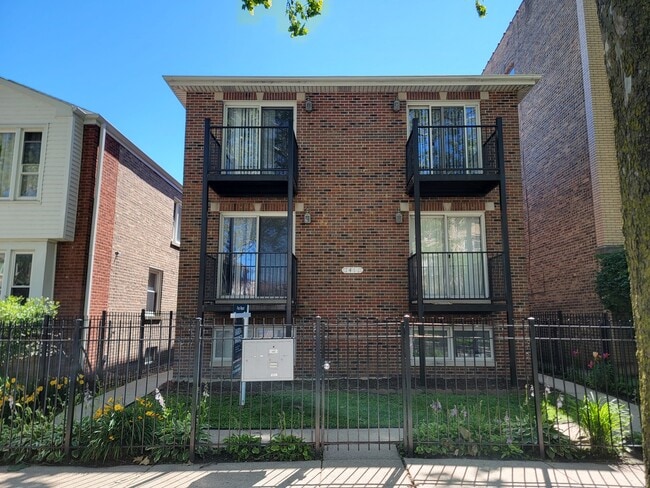 Building Photo - 7411 N Claremont Ave