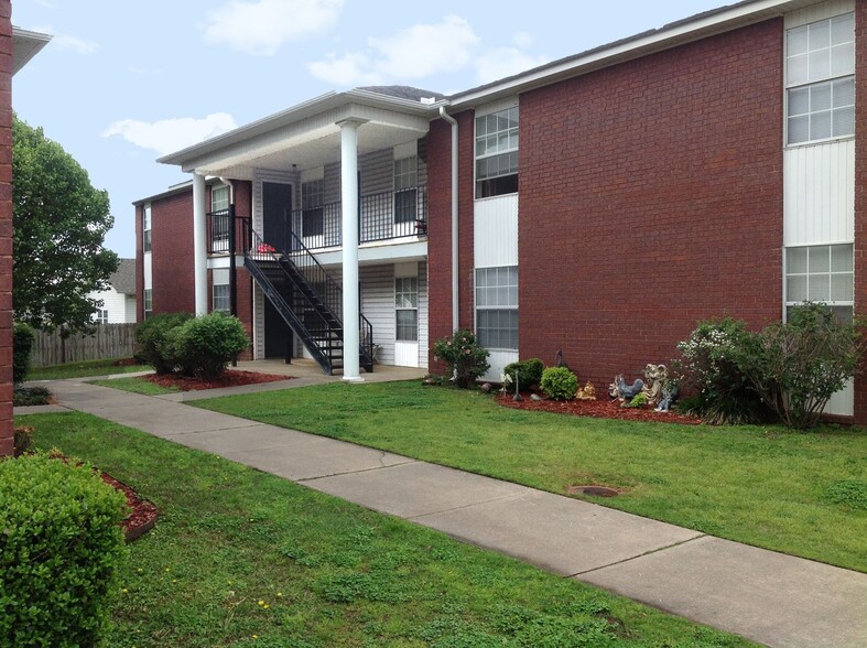 Primary Photo - Cedar Creek Apartments and Townhomes