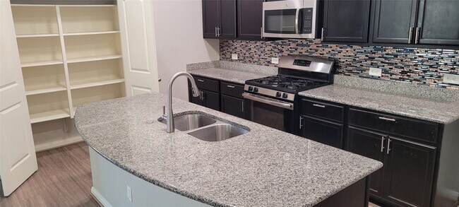 Building Photo - 6042 Carpenters Cove Ln