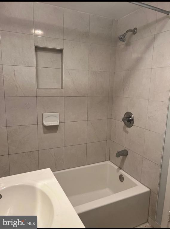 Building Photo - 3790 Lyndhurst Dr