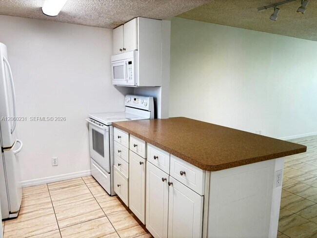 Building Photo - 6292 La Costa Dr