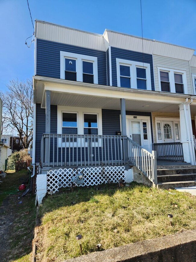 Building Photo - Twin home with stainless appliances, centr...