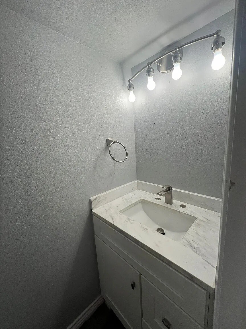 Building Photo - Room in Townhome on Magnolia Blossom St