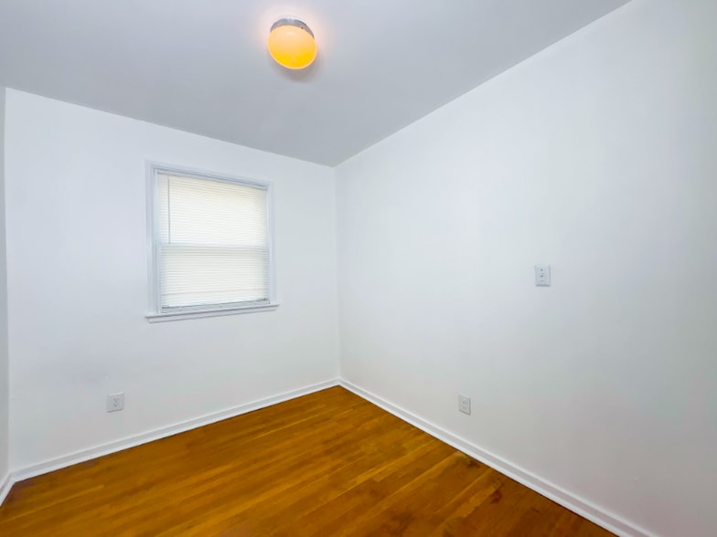 Building Photo - 12040 Valleywood Dr