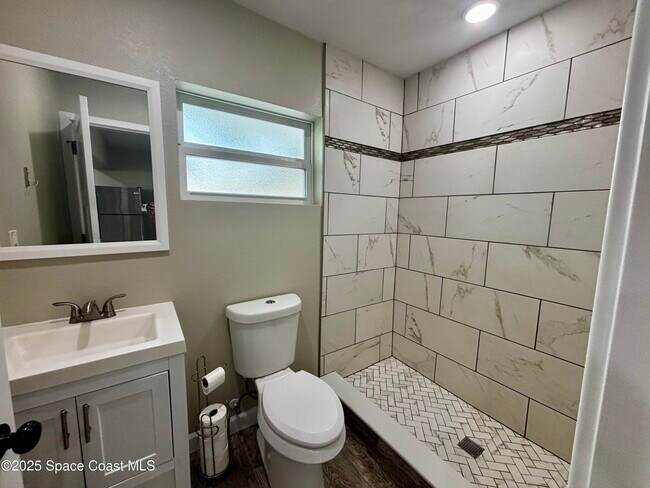 Building Photo - 1525 Island Dr