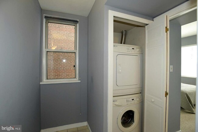 Building Photo - Spacious and Bright 2BR 2BA in DC Perfect ...