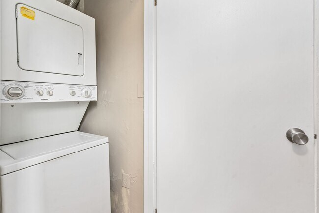 Building Photo - Nicely Renovated 1 Bed, 1 Bath Apartment in Greenfield - In-unit Laundry, Quiet Street - Availabl...