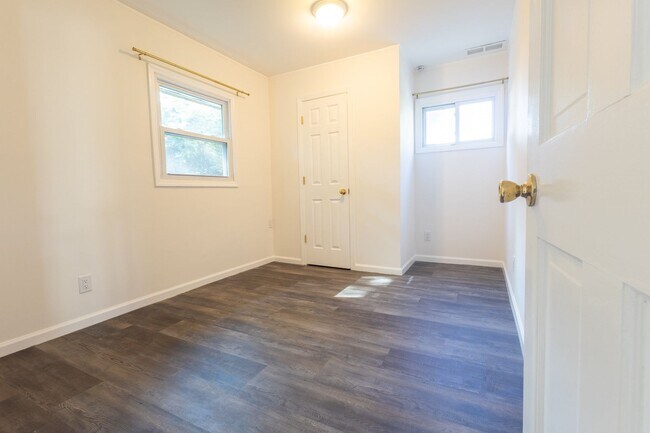 Building Photo - Spacious 2 Bedroom, 1 Bathroom (Full House...