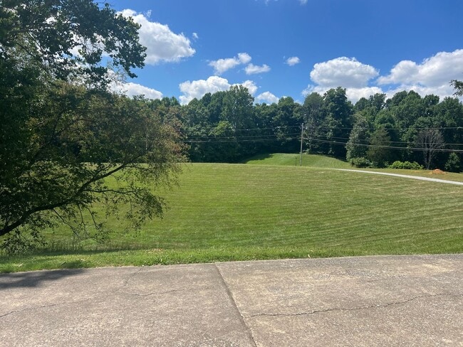 Building Photo - Stunning One Level Home located in central Johnson City!  