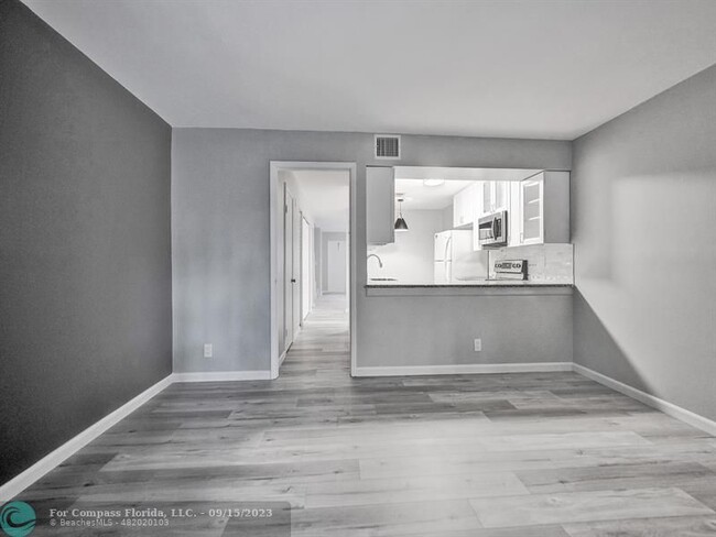 Building Photo - 9845 Riverside Dr