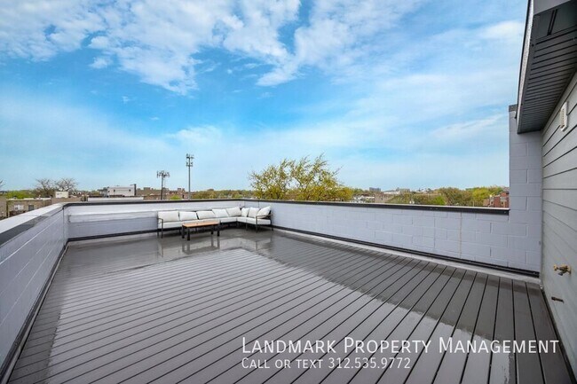 Building Photo - 1545 N Artesian Ave