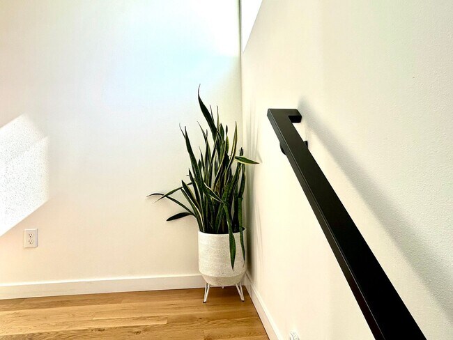 Building Photo - Magnolia newer 2Bed 2Bath Townhouse with Rooftop Deck