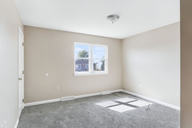 Building Photo - Three bedroom two bathroom end unit townhouse