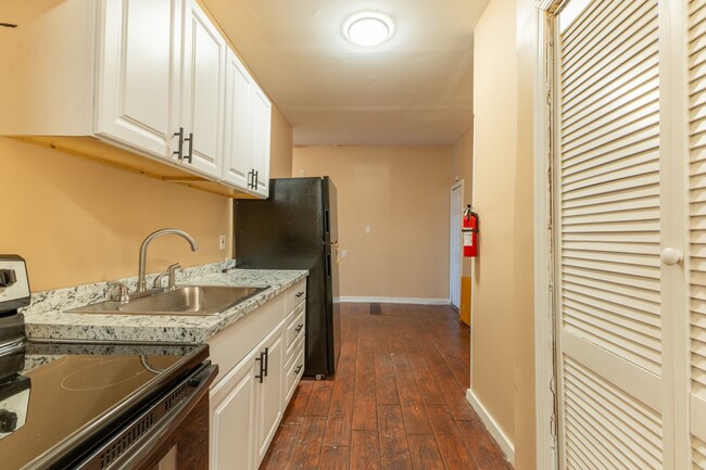 Building Photo - Recently renovated 1 bedroom, 1 bathroom a...