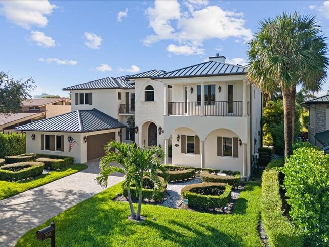 Building Photo - 3030 NE 45th St