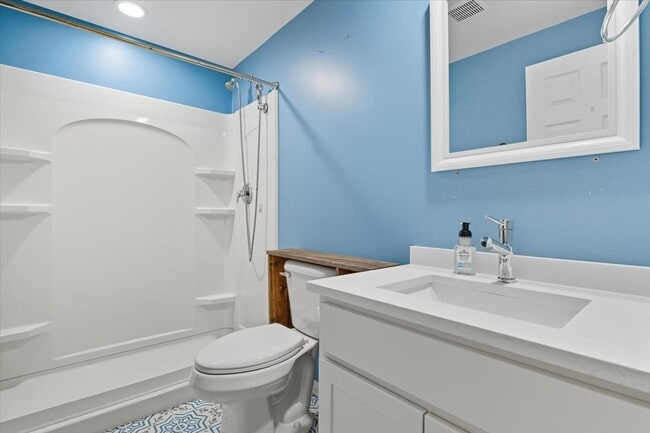 Building Photo - 830 Russell Ave