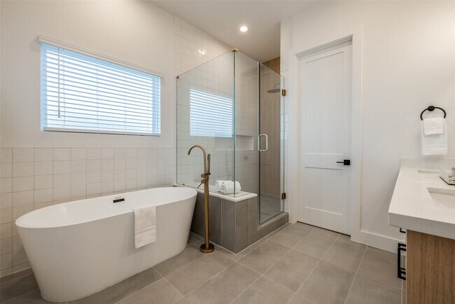 Building Photo - 412 N Nagle St