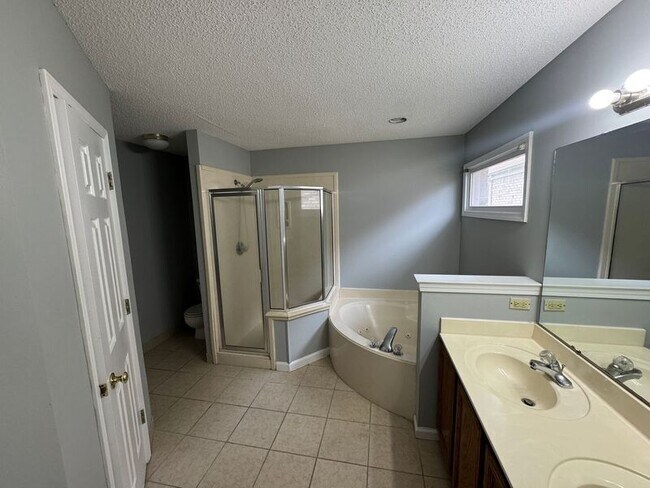 Building Photo - 8594 Sun Vista Dr N