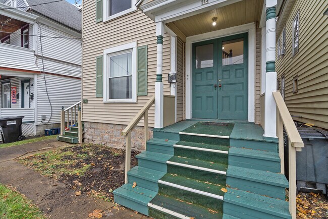 Private Entrance - 313 Tompkins St