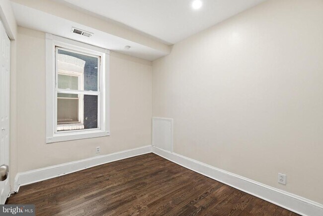 Building Photo - 1038 6th St NE